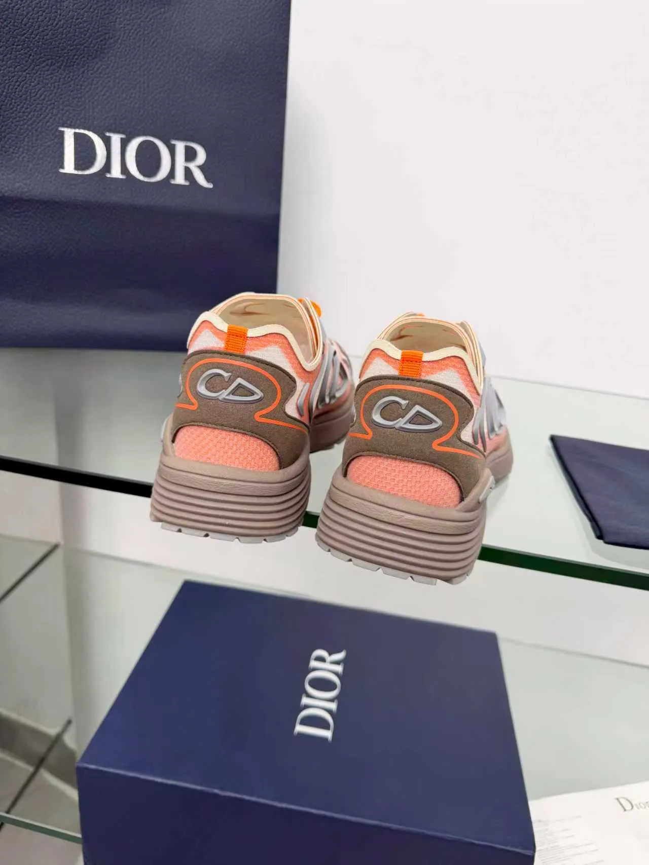 Men's men's shoes P560! DIOR#B30 COUNTDOWN TECH shoes 1. Inspired by lighter running shoes this season 2. Made of multi-layer transparent nylon upper, full of futuristic feel 3. CD30 rubber logo on the tongue/heel to highlight the brand style 4. Equipped with ultra-light foam midsole for the ultimate comfortable wearing experience 5. The entire series uses WELDED (seamless bonding) technology to ensure durability and lightness 6. Full-size dopamine color matching, perfect choice for couples shoes😜